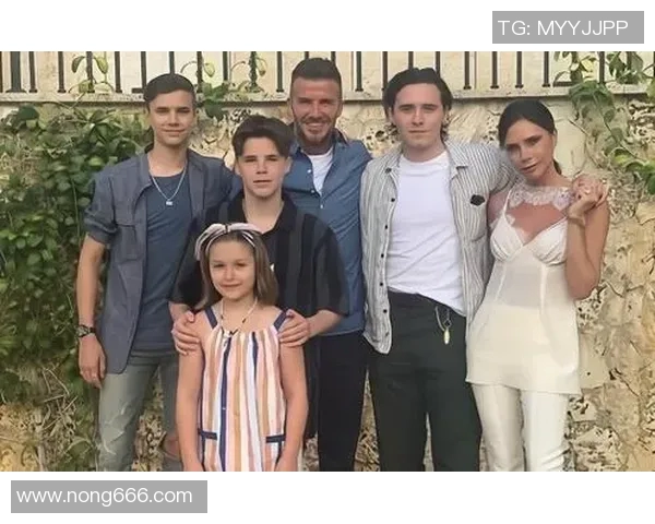 足球明星与儿子温馨合照展现父子情深瞬间引发网友热议 足球明星与儿子温馨合照展现父子情深瞬间引发网友热议